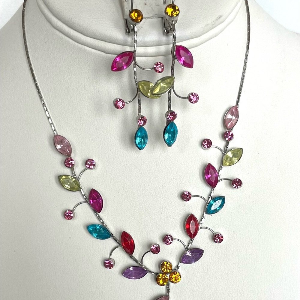 Multicolor Jewelry set. Necklace and earrings.